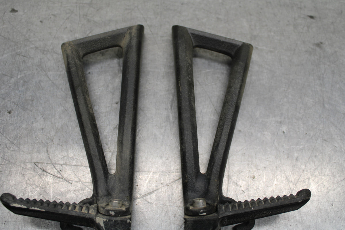 06-07 YAMAHA YZF R6 REAR BACK PASSENGER PEG SET PAIR BB742