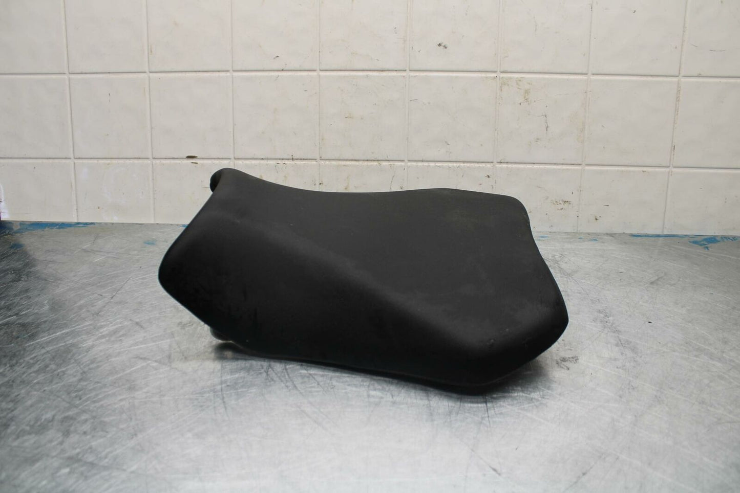 11-22 SUZUKI GSXR600 FRONT DRIVERS SEAT PAD SADDLE PILLION BB422