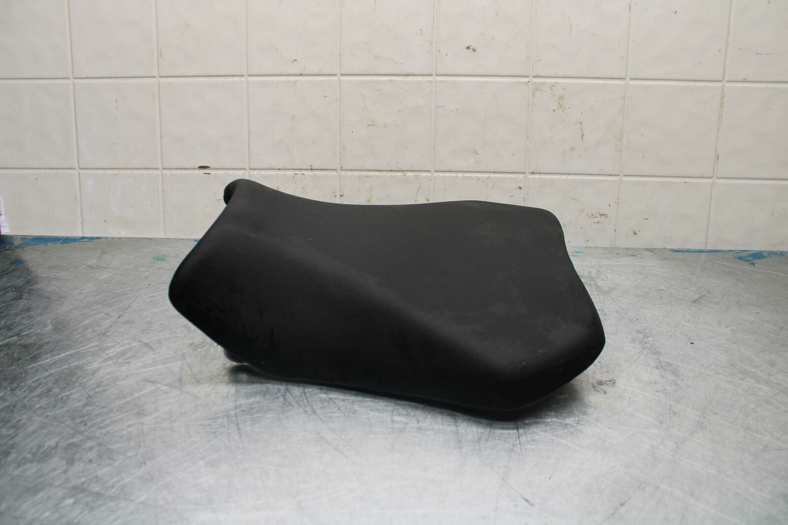 11-22 SUZUKI GSXR600 FRONT DRIVERS SEAT PAD SADDLE PILLION BB422