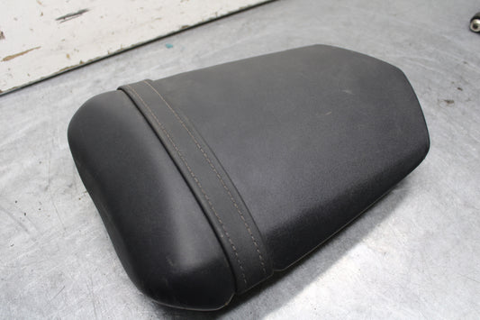 04-06 YAMAHA YZF R1 REAR BACK PASSENGER TANDEM SEAT PAD SADDLE PILLION BB659