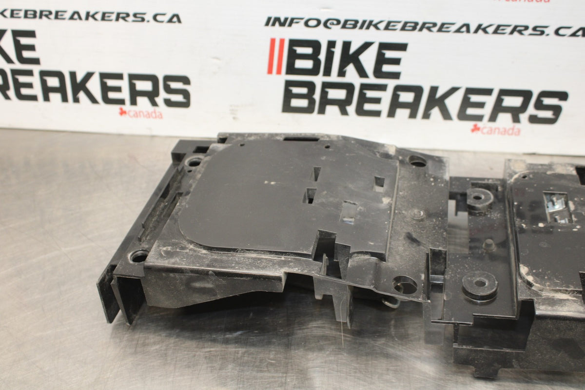 08-16 YAMAHA YZF R6 REAR BACK TAIL UNDERTAIL BATTERY TRAY PLASTIC BB856