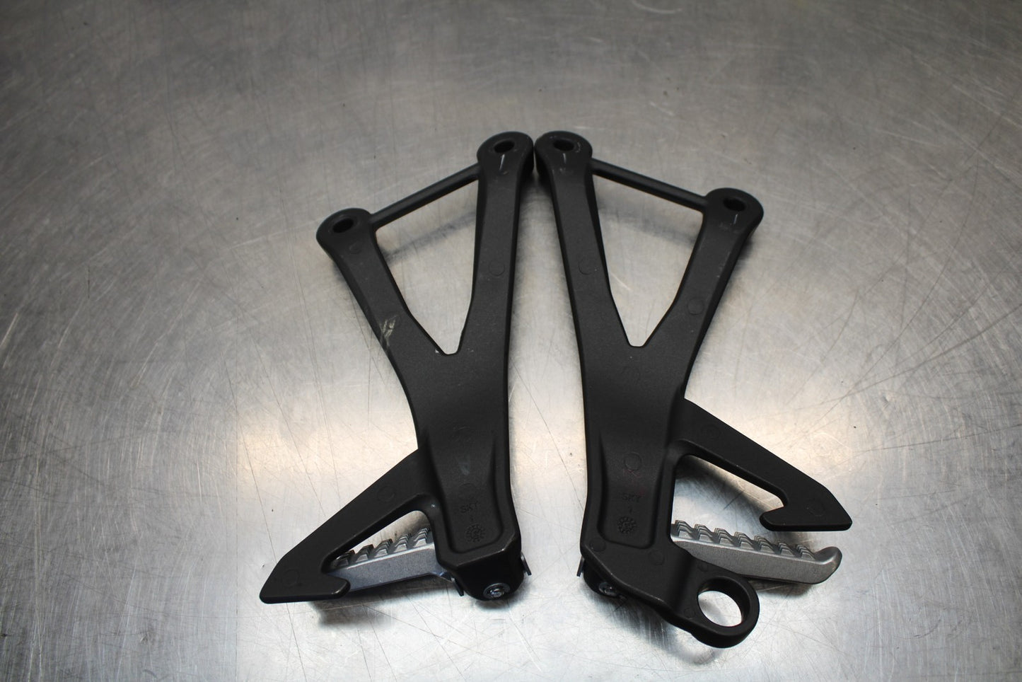 24-25 KAWASAKI NINJA ZX4R REAR BACK PASSENGER PEG SET PAIR BB610