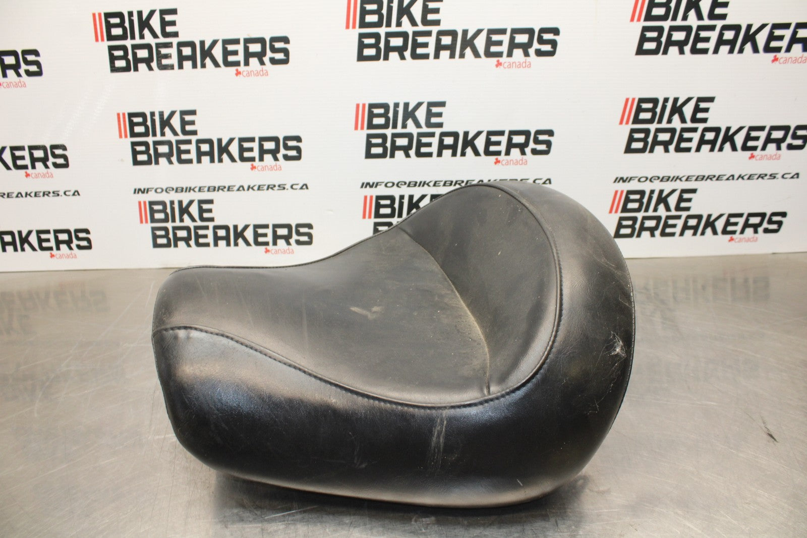 03-08 KAWASAKI VULCAN 1600 FRONT DRIVERS SEAT BB196