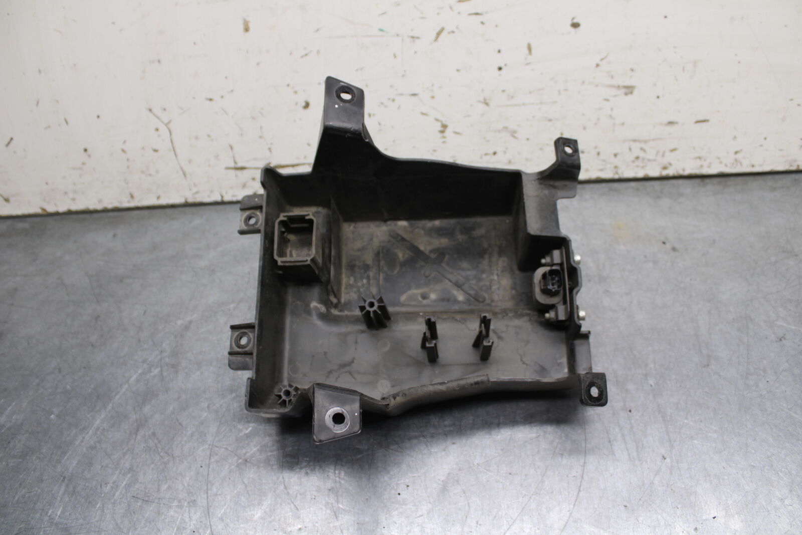 12-13 KAWASAKI Z1000 REAR BACK TAIL UNDERTAIL BATTERY TRAY PLASTIC BB743