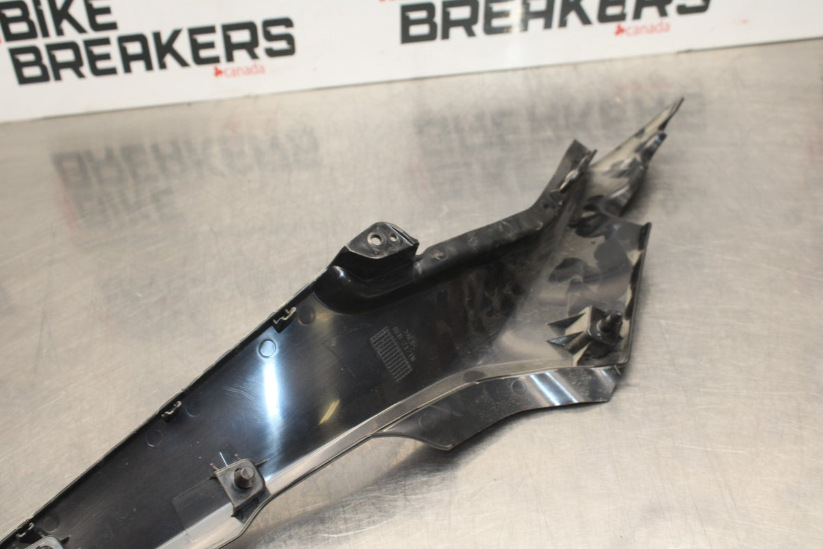 22-25 YAMAHA YZF R7 RIGHT FRONT SIDE SEAT SADDLE PANEL TRIM COWL FAIRING BB769