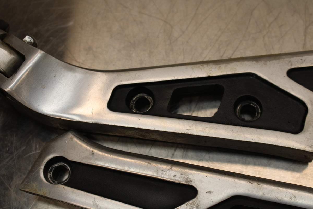 86 SUZUKI GS750ES REAR BACK PASSENGER PEG SET PAIR BB140