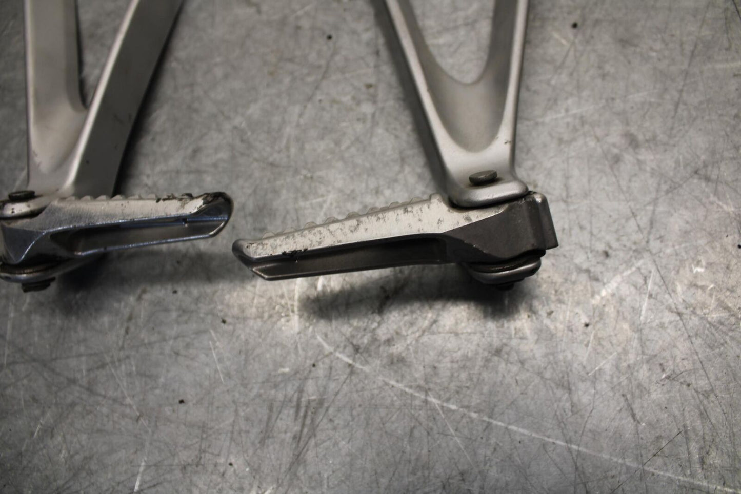 2016 Honda CBR1000RR REAR BACK PASSENGER PEG SET PAIR 50720-MEL-305 BB530