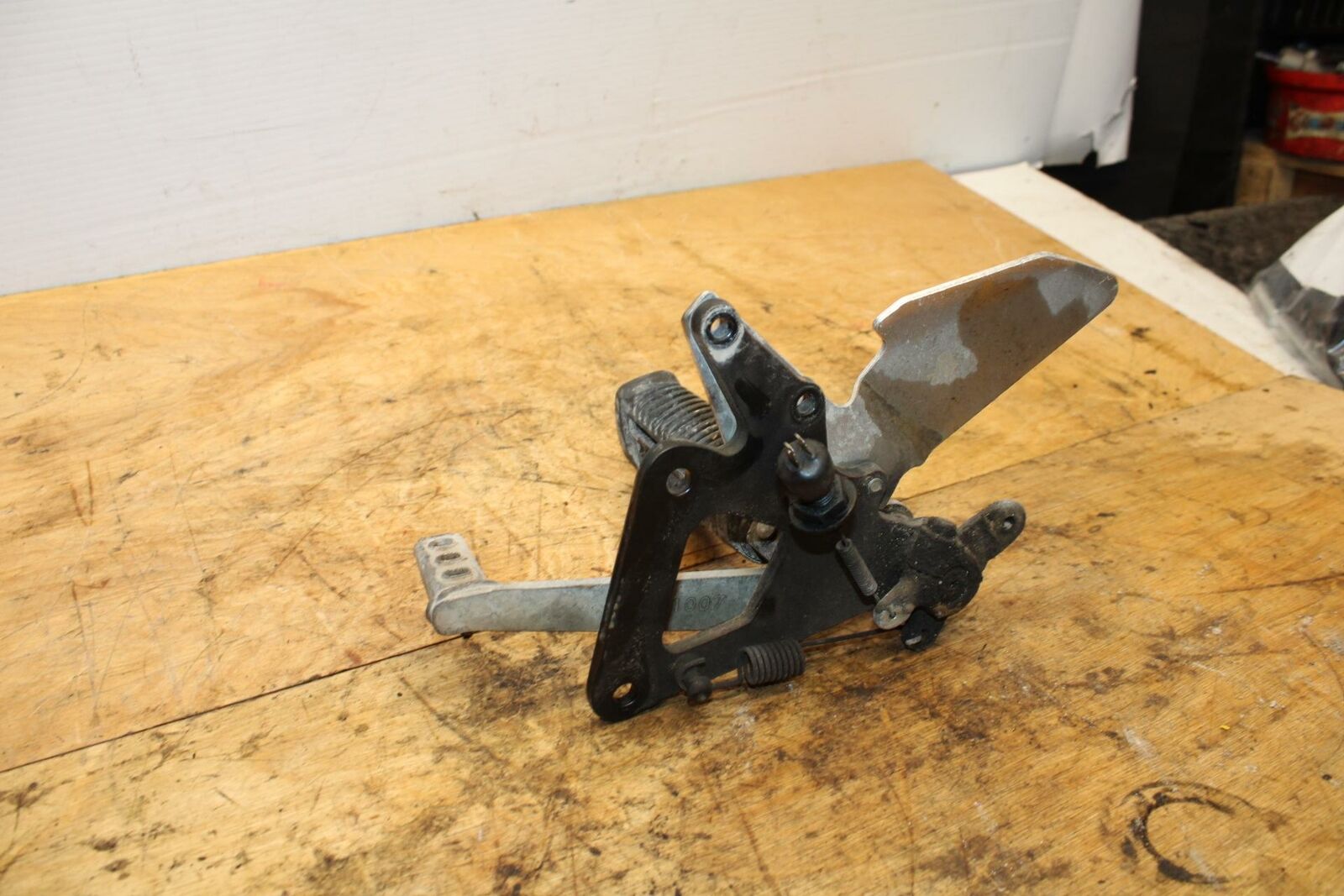 04-09 SUZUKI GS500F RIGHT REARSET REAR SET DRIVER FOOT PEG REST STOP BB335