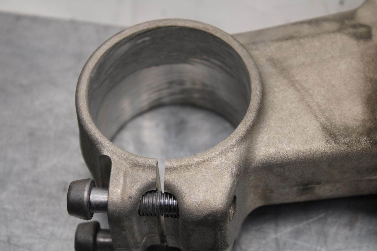 2011 Kawasaki Ninja ZX6R ZX600R FRONT FORKS CLAMP LOWER TRIPLE TREE STEM BB587