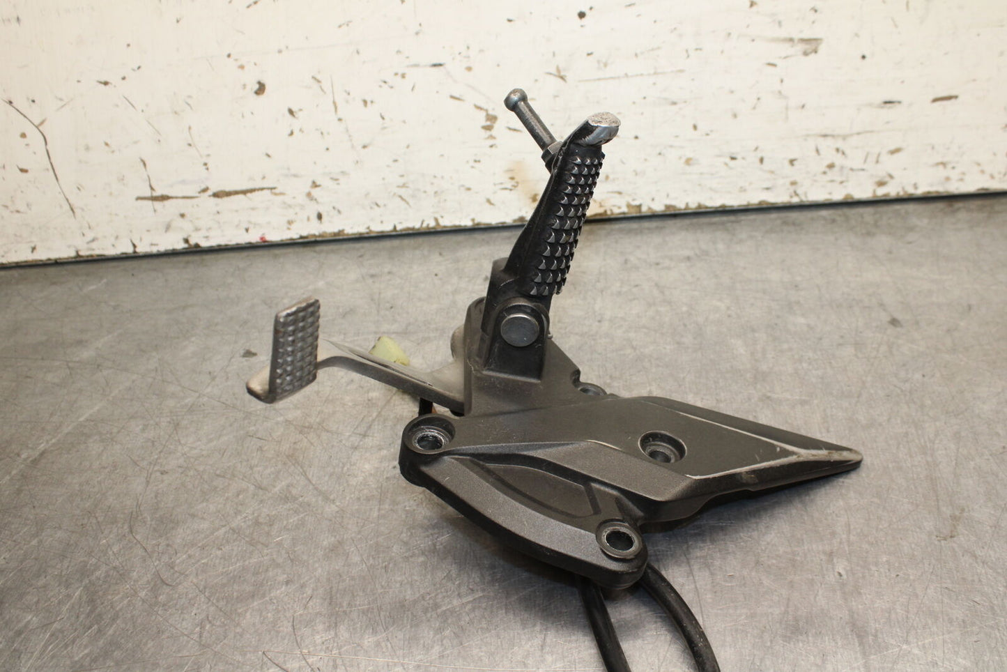 12-13 KAWASAKI Z1000 RIGHT REARSET REAR SET DRIVER FOOT PEG REST STOP BB743