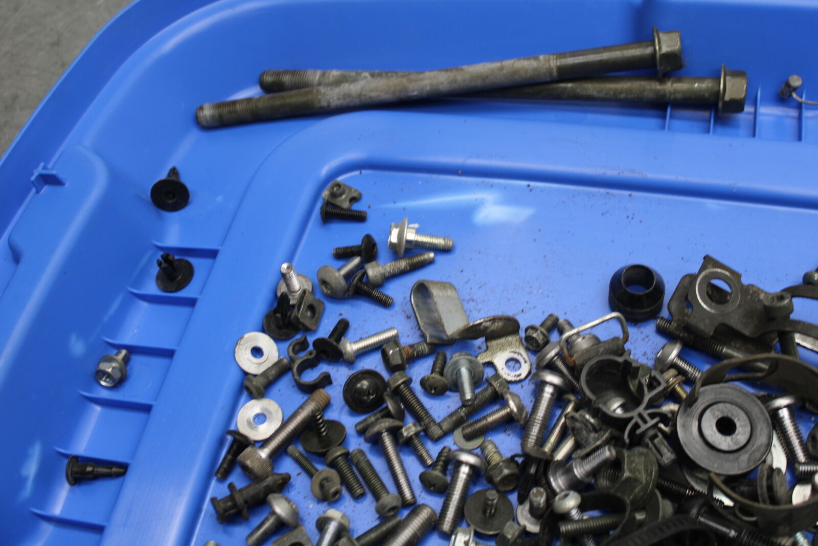 06 YAMAHA YZF R6 MOUNTING BOLTS HARDWARE MOTOR SCREWS BB716