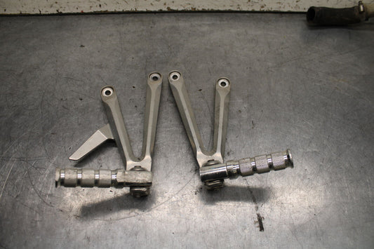 05-06 HONDA CBR600RR REAR BACK PASSENGER PEG SET PAIR BB739