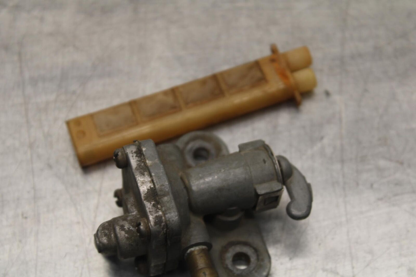 80-83 SUZUKI GS750E FUEL GAS TANK PETCOCK SHUT ON OFF VALVE BB82