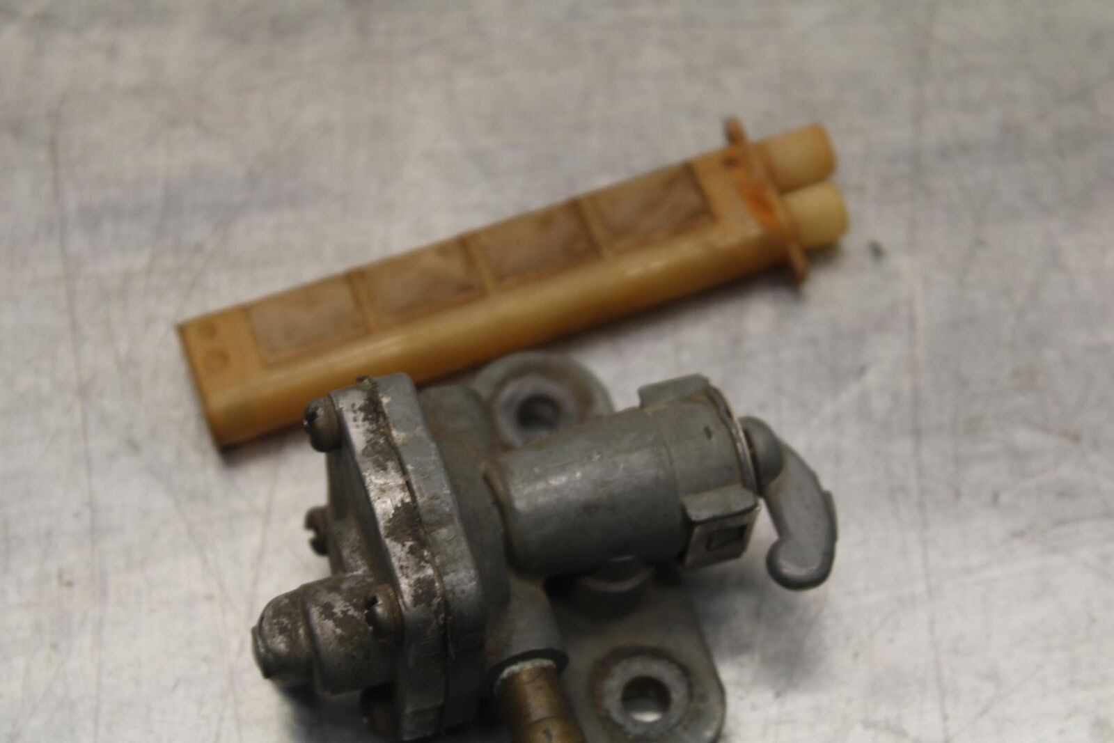 80-83 SUZUKI GS750E FUEL GAS TANK PETCOCK SHUT ON OFF VALVE BB82