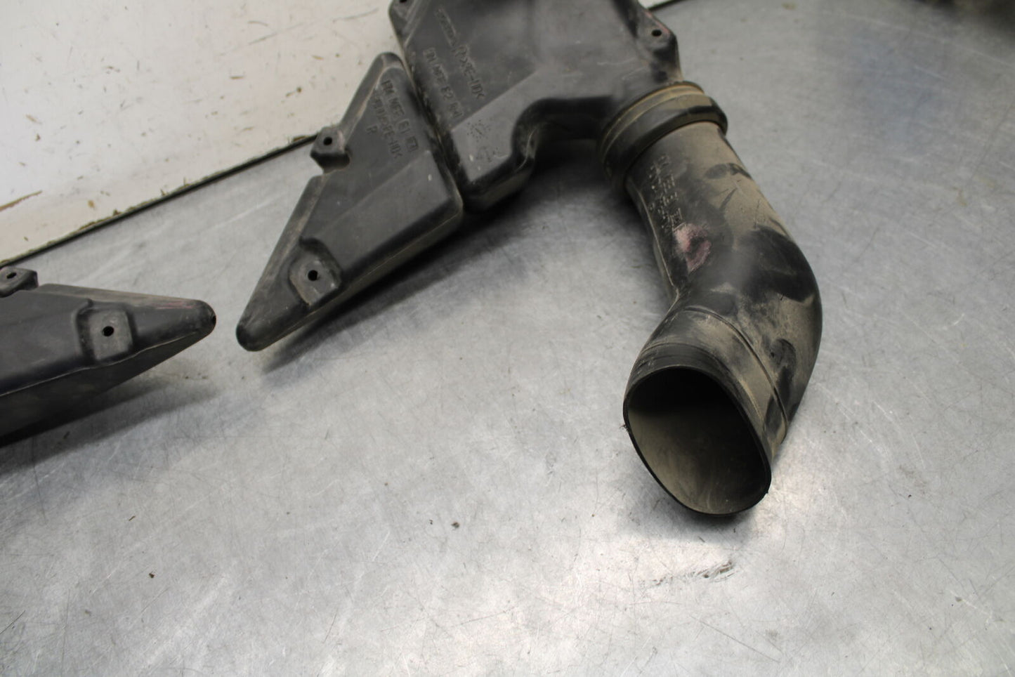 05-06 HONDA CBR600RR RIGHT LEFT INTAKE DUCTS 64330-MEE-A00 64335-MEE-940 BB655 