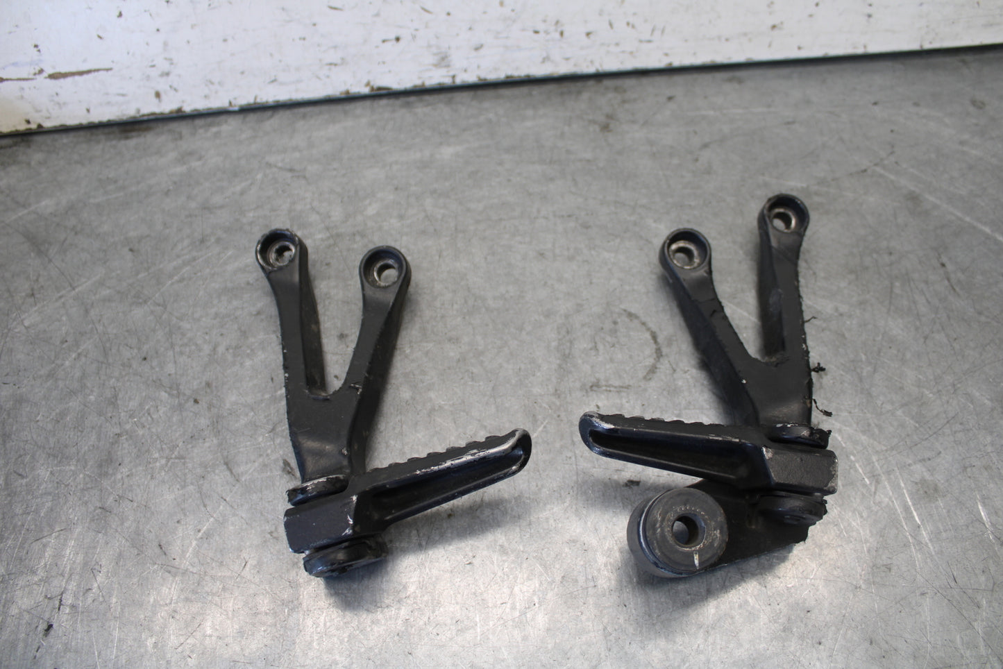 03-04 KAWASAKI NINJA ZX6RR REAR BACK PASSENGER PEG SET PAIR BB684
