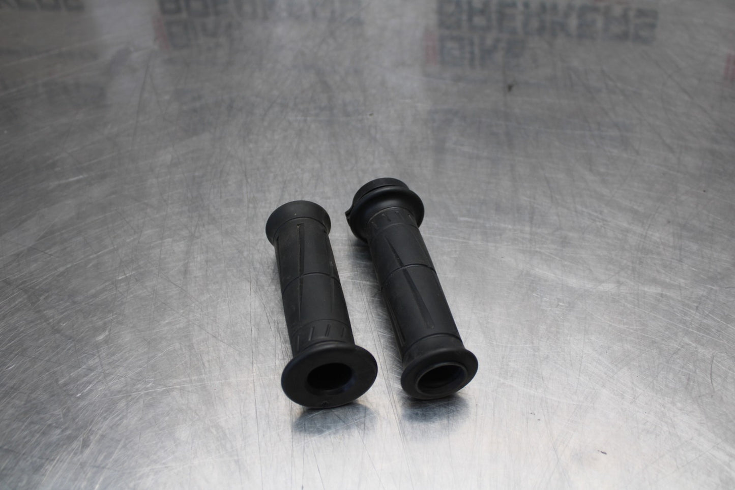 21-23 KAWASAKI NINJA ZX6R RIGHT THROTTLE TUBE & GRIPS BB179