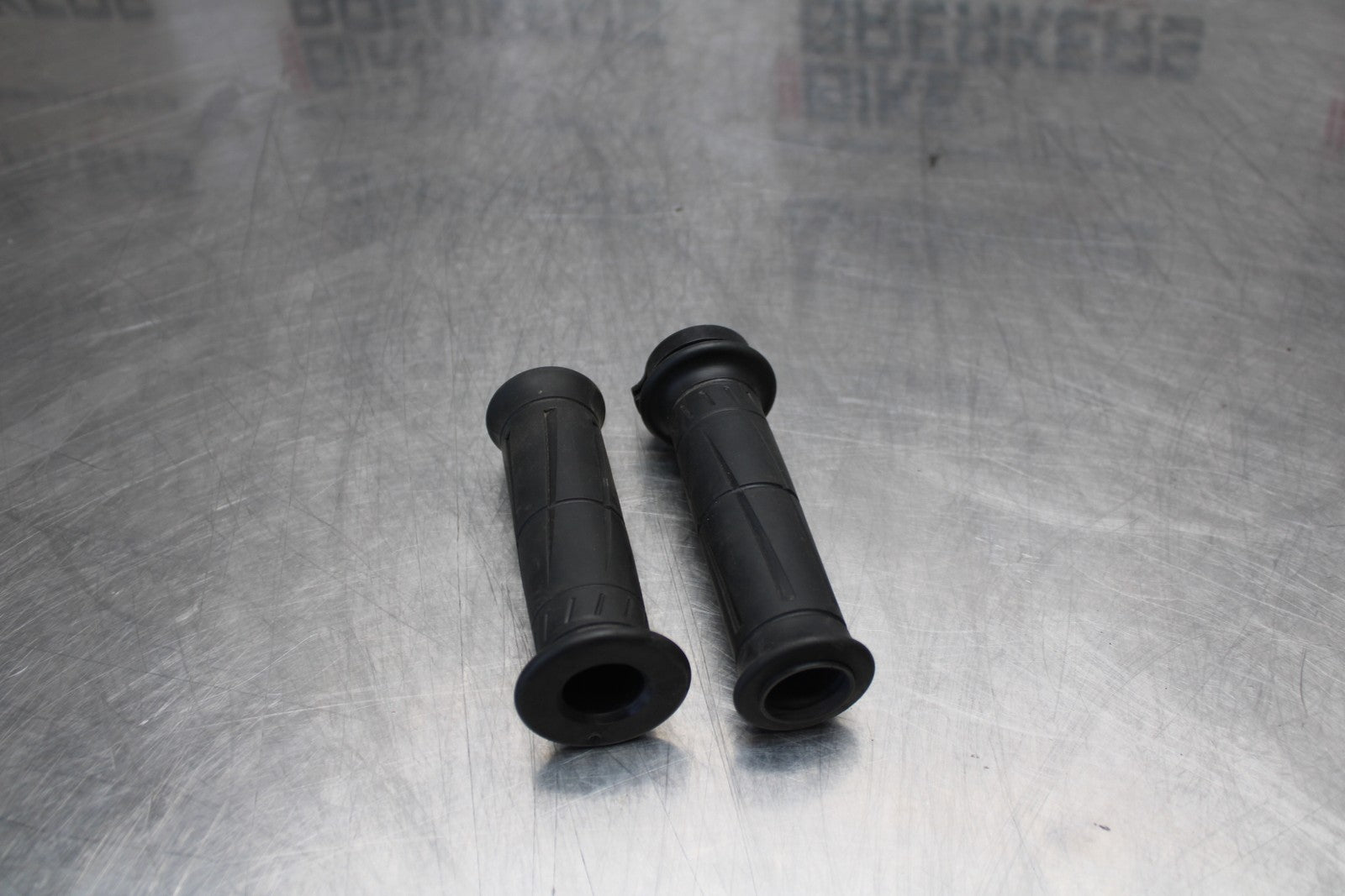 21-23 KAWASAKI NINJA ZX6R RIGHT THROTTLE TUBE & GRIPS BB179