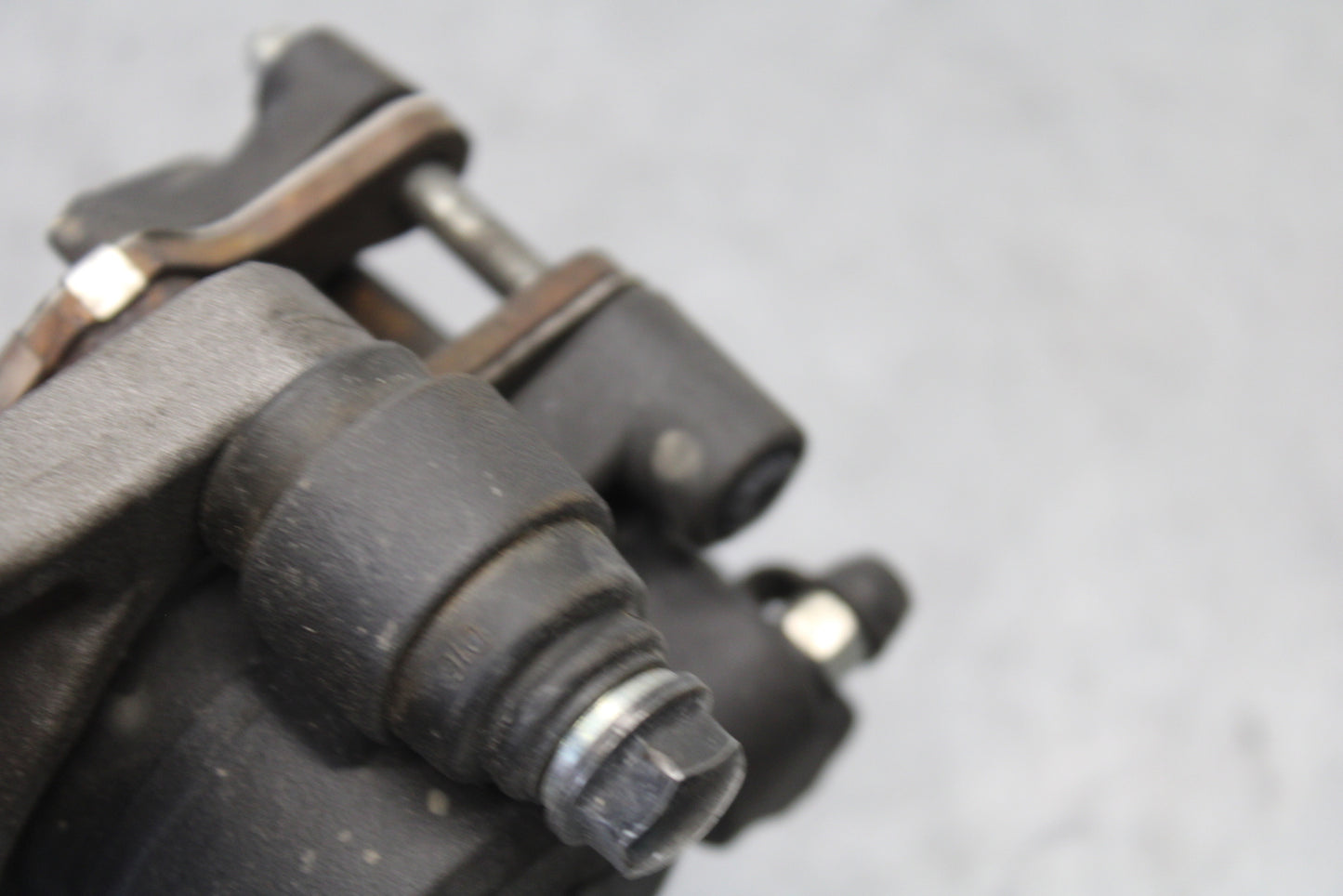08-17 YAMAHA YZF R6 REAR BACK BRAKE CALIPER W MOUNT BRACKET 2C0-2580W-00-00