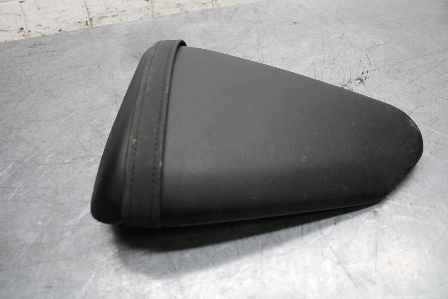 2009 Kawasaki Ninja ZX6R ZX600R REAR BACK PASSENGER TANDEM SEAT PAD SADDLE BB548