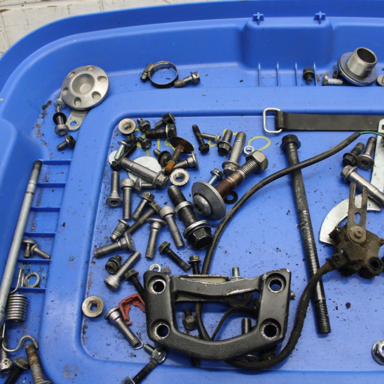 11 KAWASAKI NINJA 650 ER EX 650 LEFTOVER BOLTS HARDWARE MOTOR SCREWS BB503