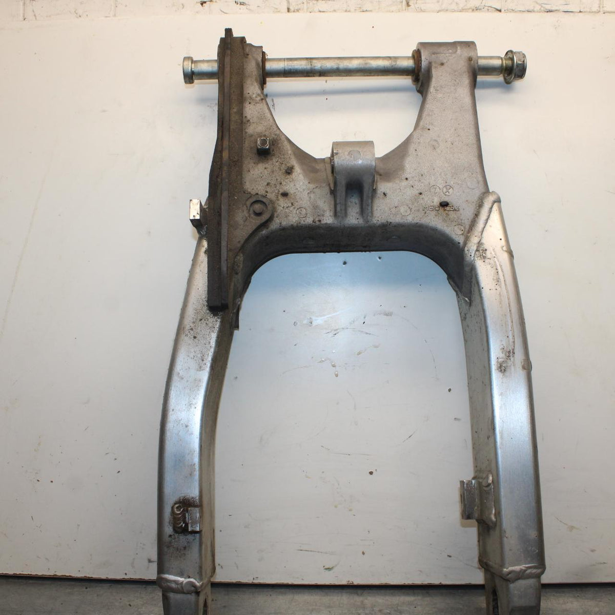 2004 Honda CBR600F4i REAR SWINGARM BACK SUSPENSION SWING ARM BB606