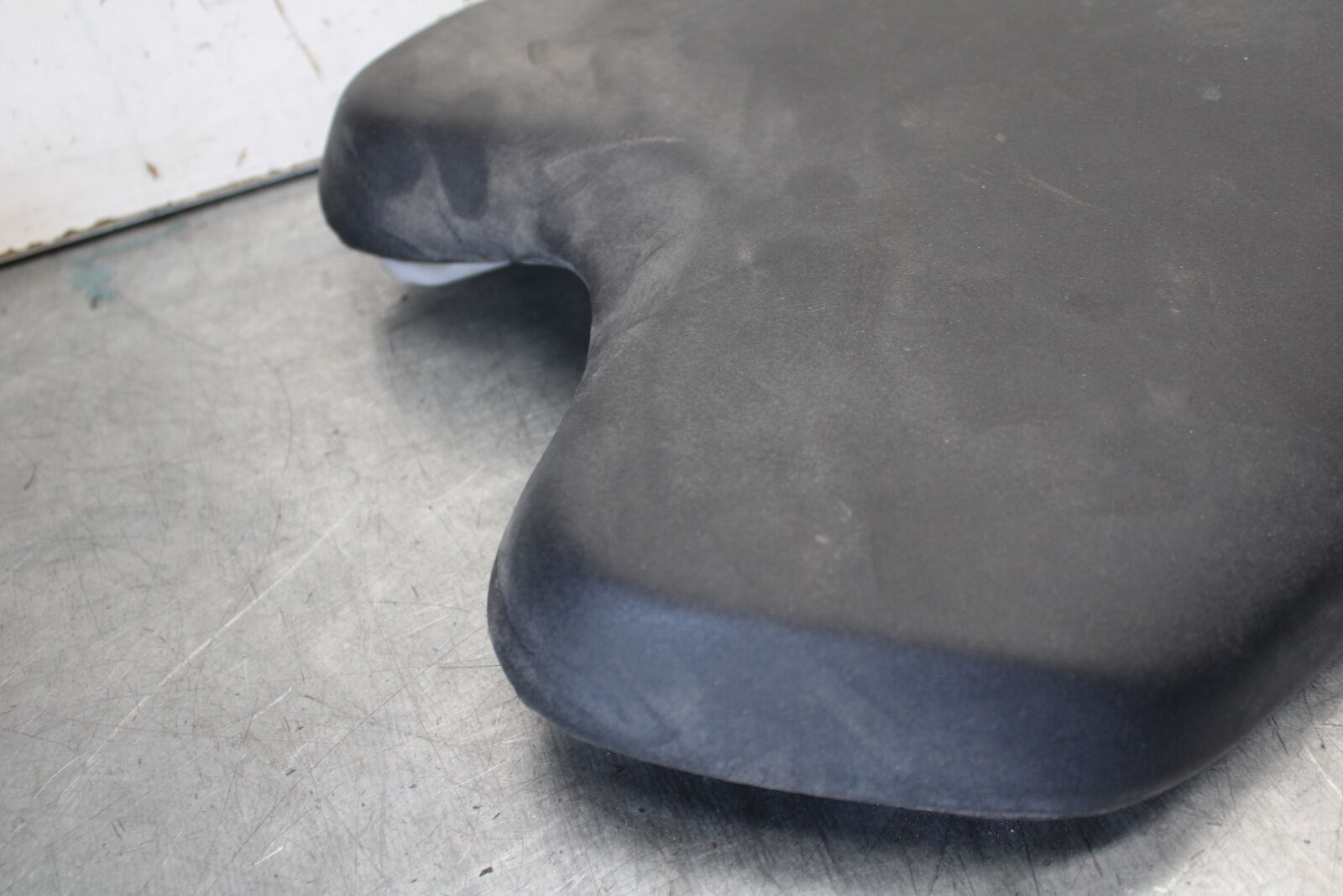08-16 YAMAHA YZF R6 FRONT DRIVERS SEAT PAD SADDLE PILLION 13S-24710-00-00 BB665