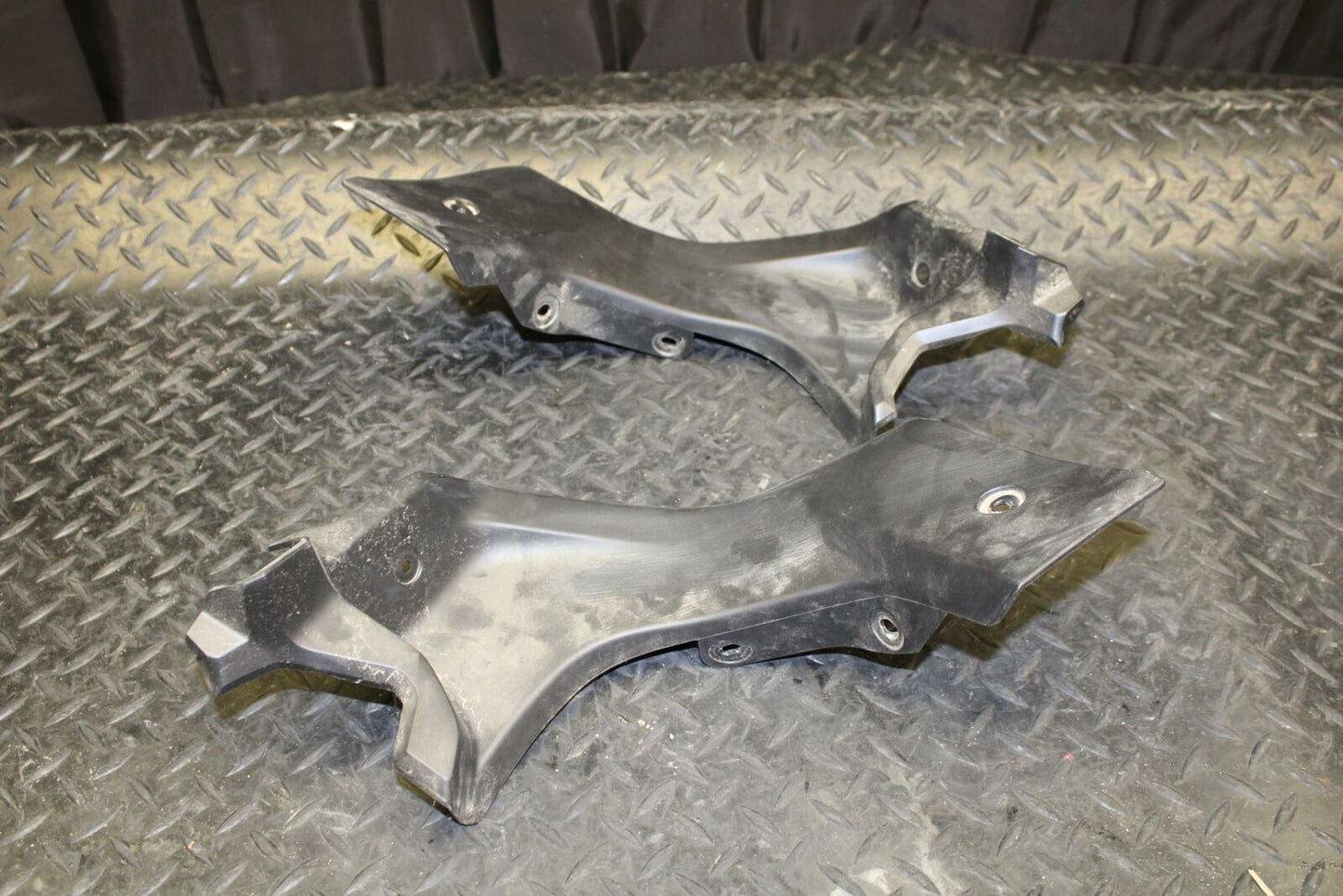 19 YAMAHA YZF R3 RIGHT LEFT FRONT DUCT COVERS PANELS COWLS BB177