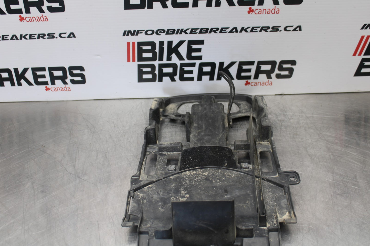 11-22 SUZUKI GSXR 600  REAR BACK TAIL UNDERTAIL BATTERY TRAY PLASTIC BB193