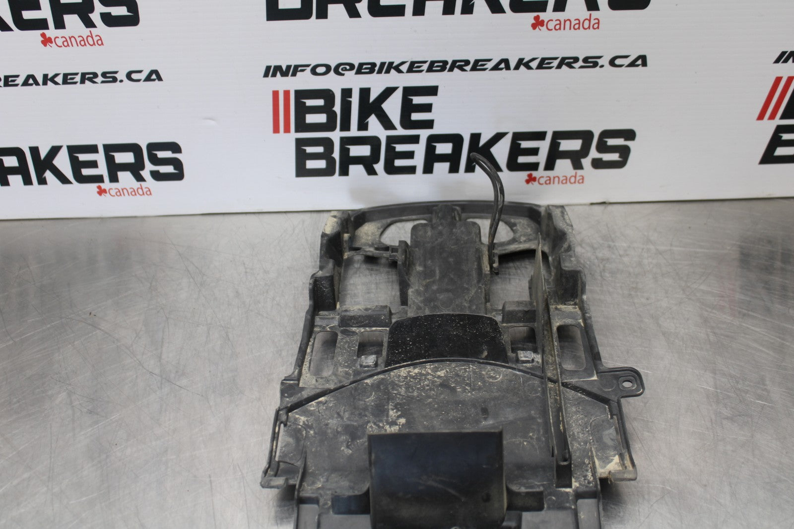 11-22 SUZUKI GSXR 600  REAR BACK TAIL UNDERTAIL BATTERY TRAY PLASTIC BB193