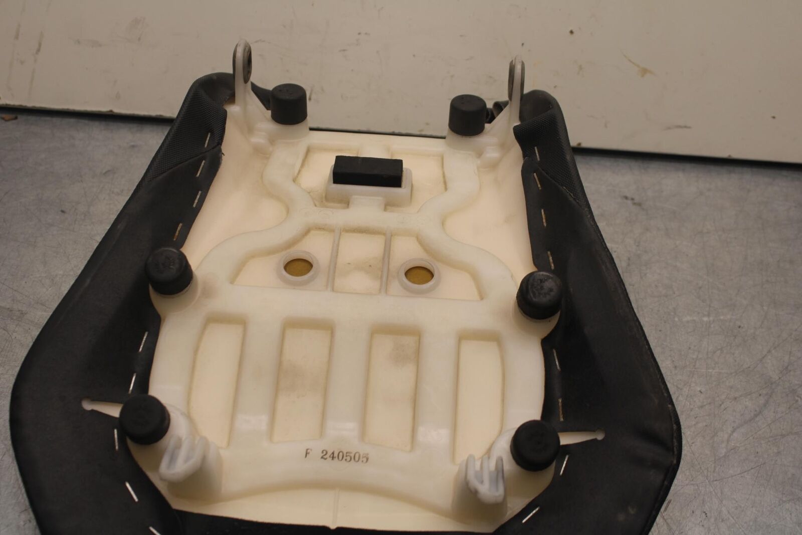 2011 Suzuki GSXR600 FRONT DRIVERS SEAT PAD SADDLE 45100-14J10-DW2 BB602