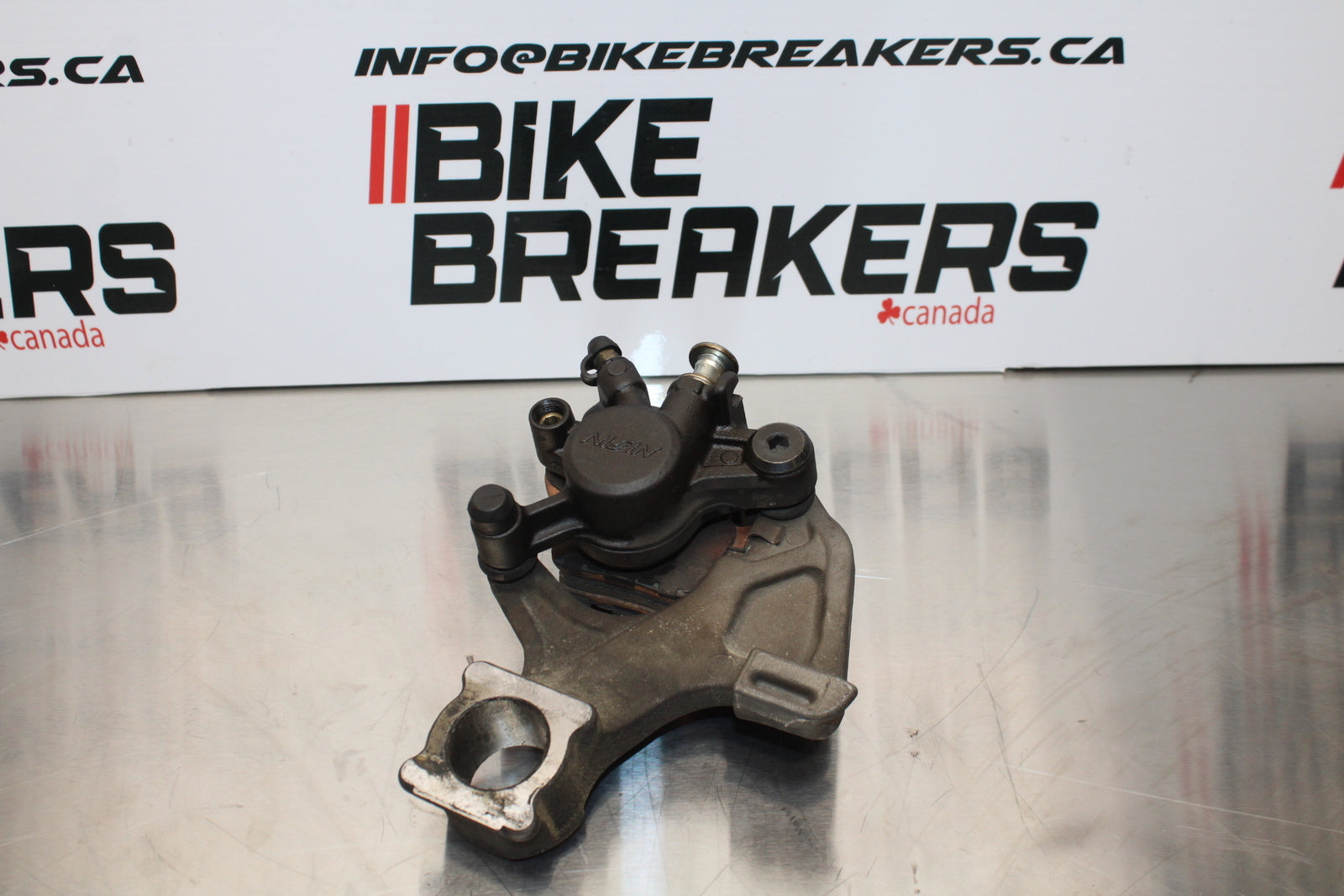 11 SUZUKI GSXR1000 REAR BACK BRAKE CALIPER W MOUNT BRACKET BB142 