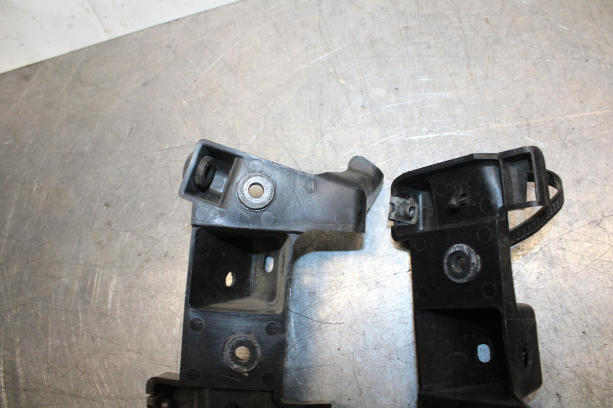 07 YAMAHA YZF R6 2c0  SIDE FAIRING BRACKET BB75