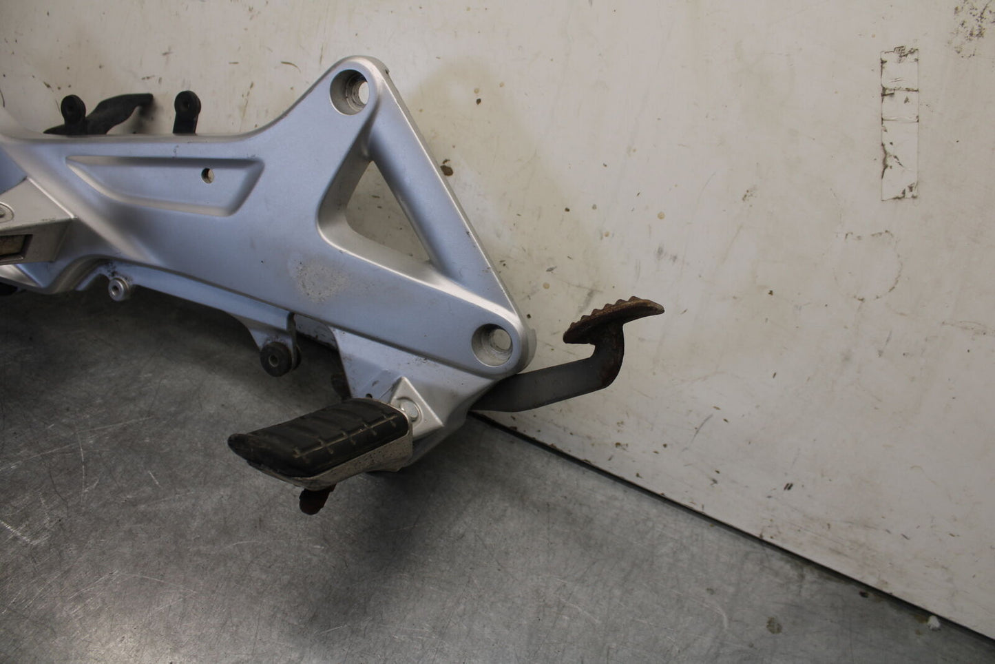 04-12 HONDA ST1300A RIGHT FRONT FOOT REST PEG STEP MOUNT BRACKET BB669