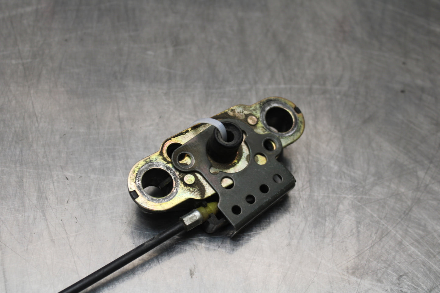 04-05 KAWASAKI NINJA ZX10R REAR PASSENGER SEAT LATCH LOCK ASSEMBLY BB163