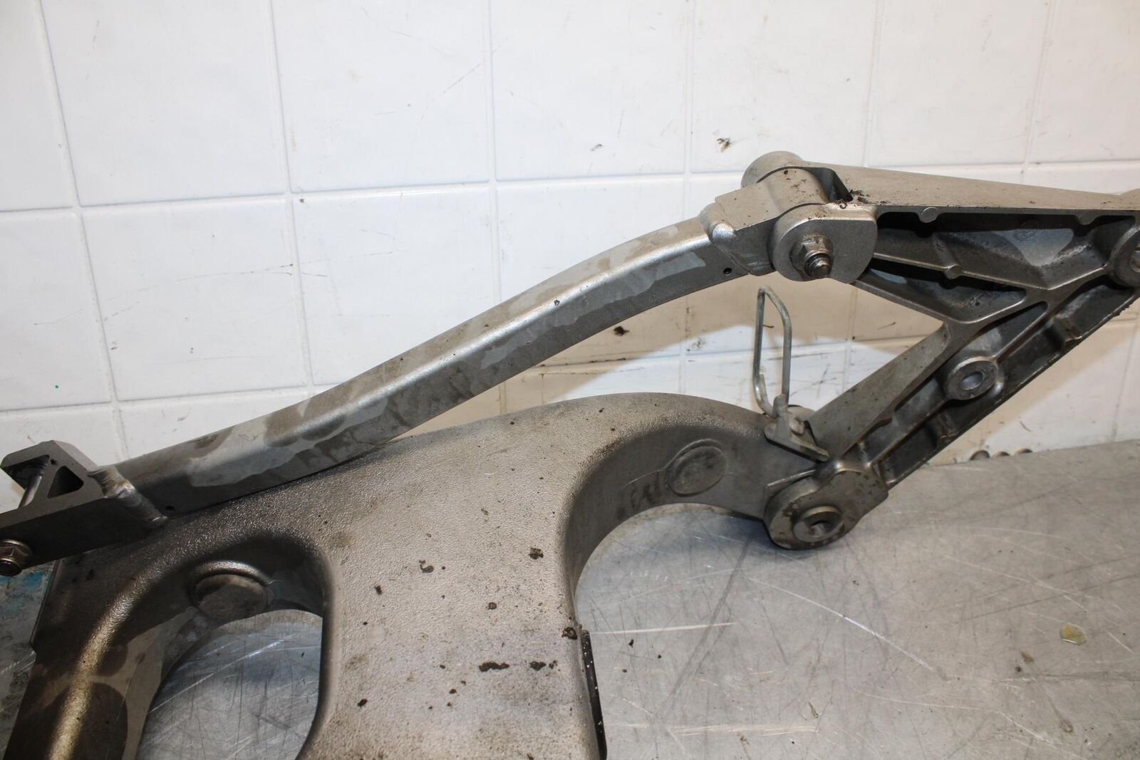 07-08 KAWASAKI CONCOURS 1400 ABS REAR SWINGARM BACK SUSPENSION SWING ARM BB449