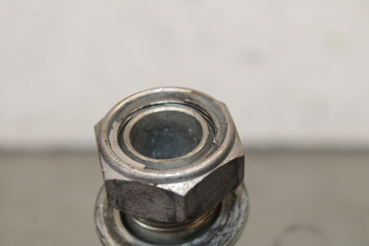08-09 YAMAHA YZF R6S REAR AXLE BACK WHEEL RIM PIVOT BOLT AXEL  BB690