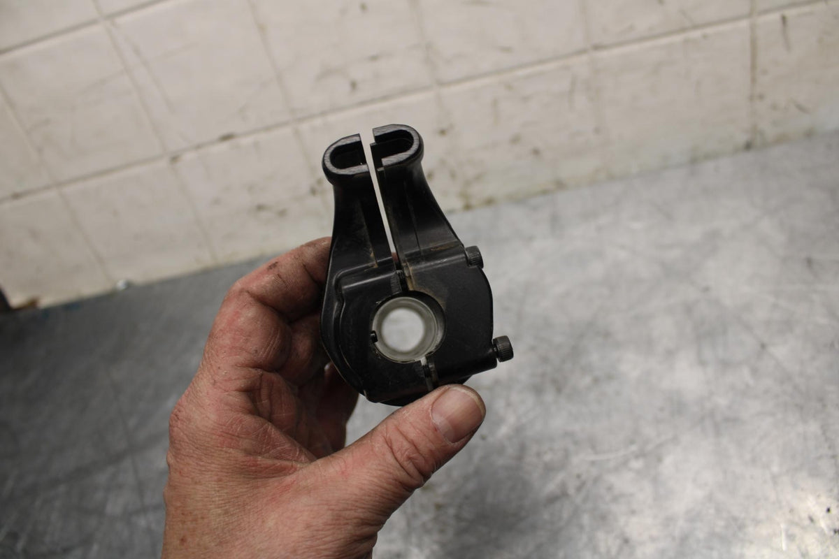 18 YAMAHA YZF R1  THROTTLE CABLE LINE HOUSING GUIDE BB473