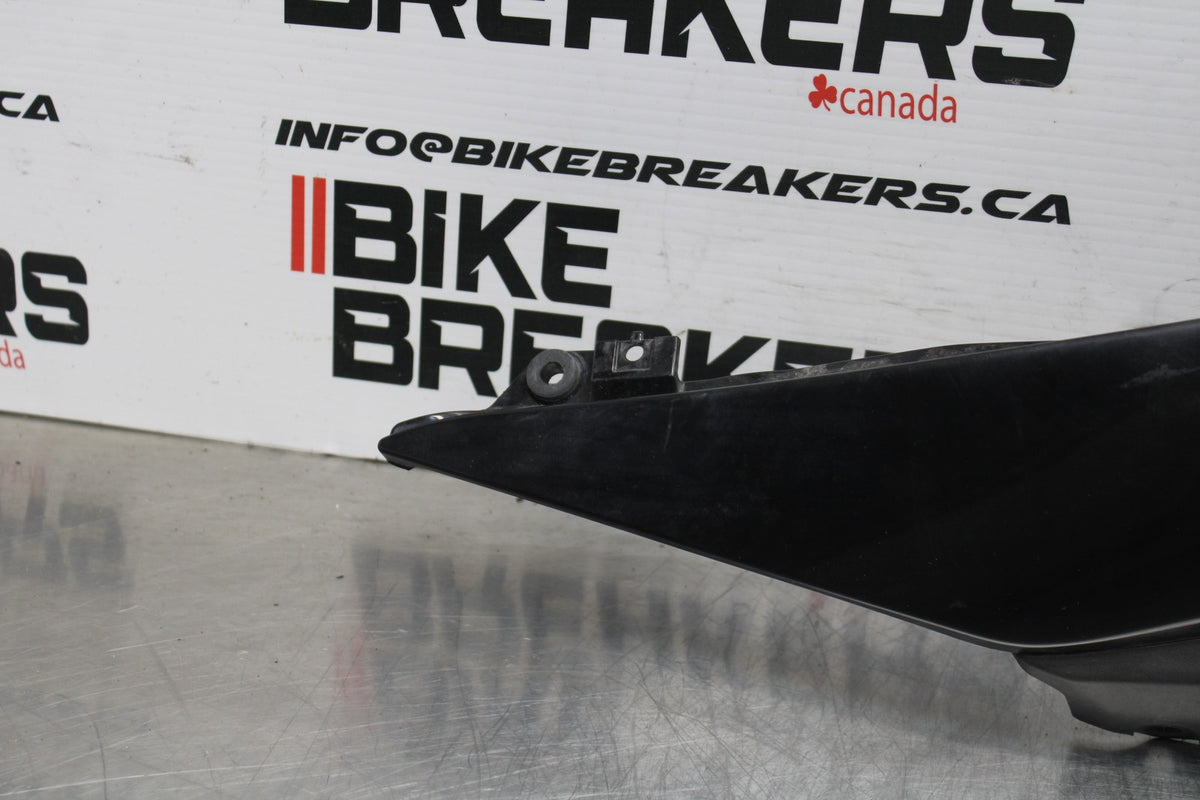23 YAMAHA YZF R3 LEFT REAR BACK TAIL FAIRING COWL SHROUD BB806