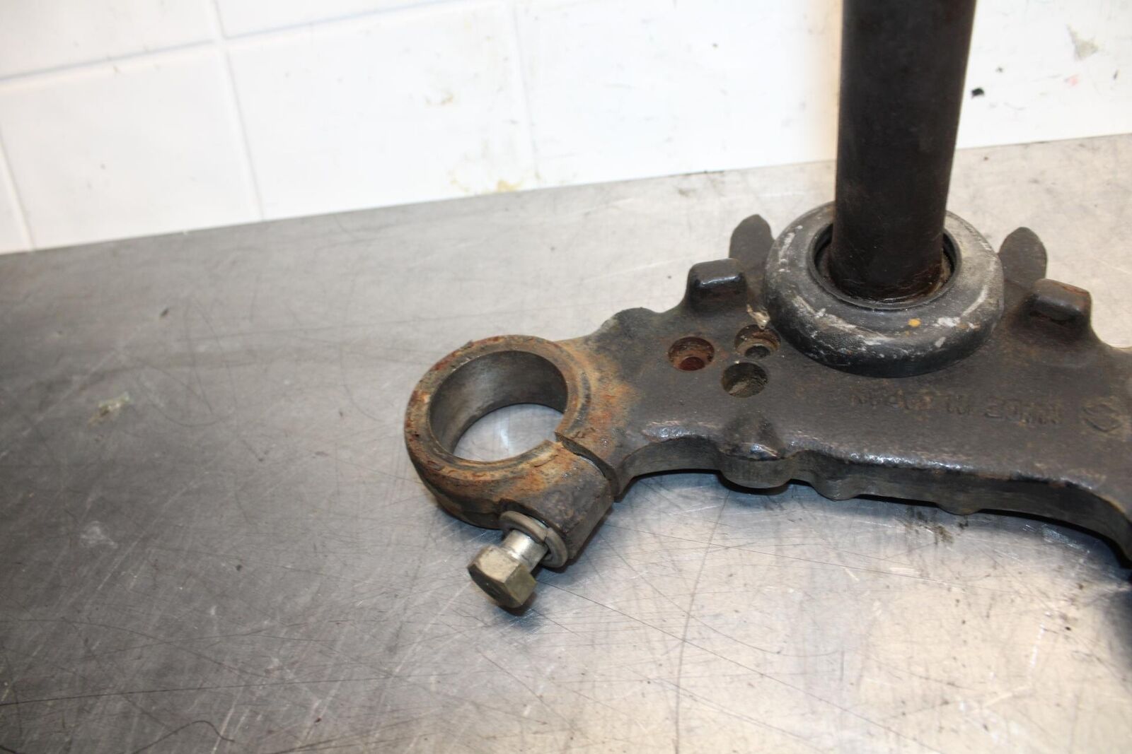 75 SUZUKI GT 550 FRONT FORKS CLAMP LOWER TRIPLE TREE STEM BB72