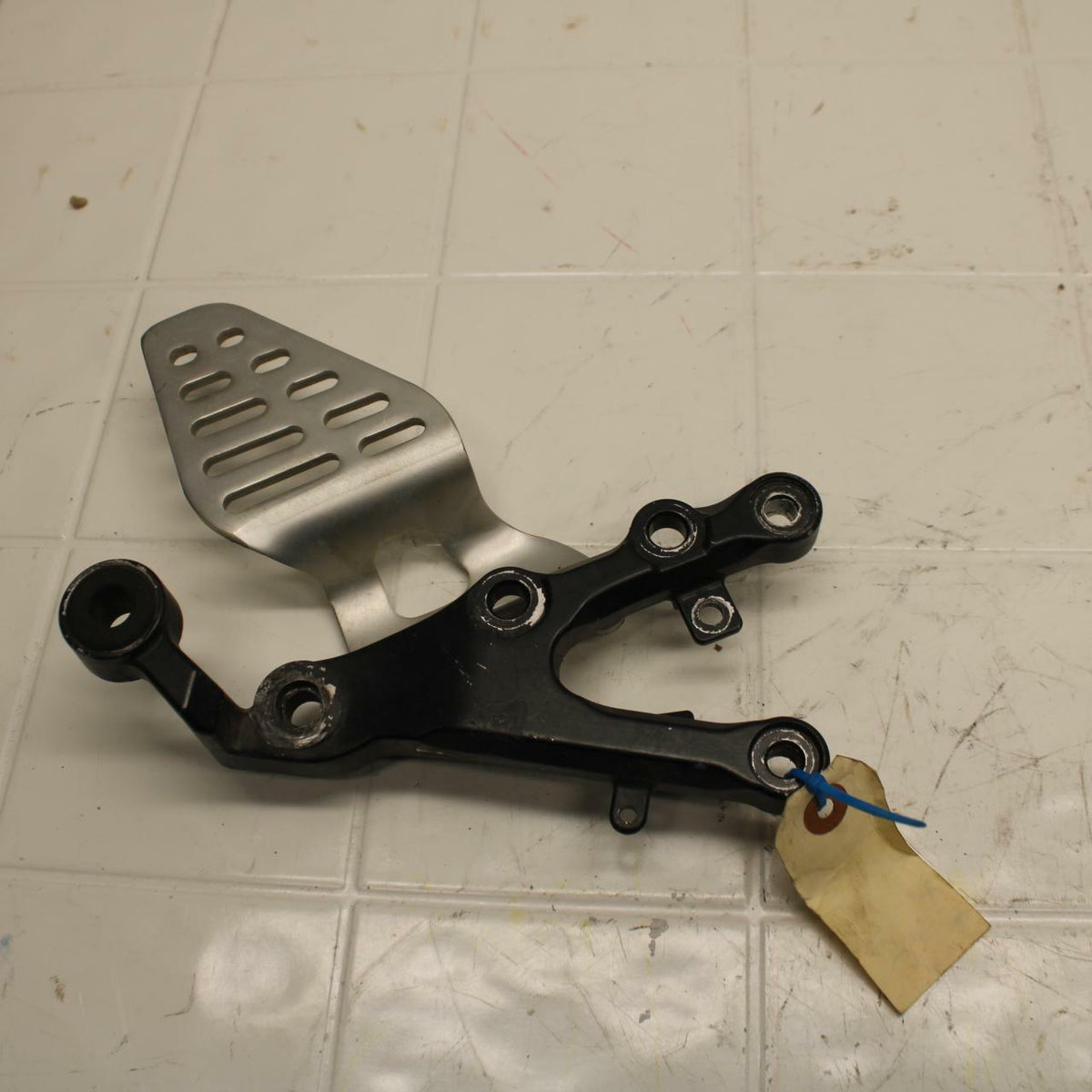 07 YAMAHA YZF R6 LEFT REARSET REAR SET DRIVER FOOT PEG BRACKET MOUNT BB284 B