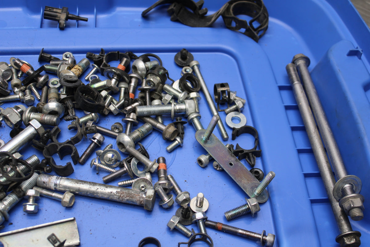 09-15 YAMAHA FZ6R ENGINE MOUNTING BOLTS HARDWARE MOTOR SCREWS BB161
