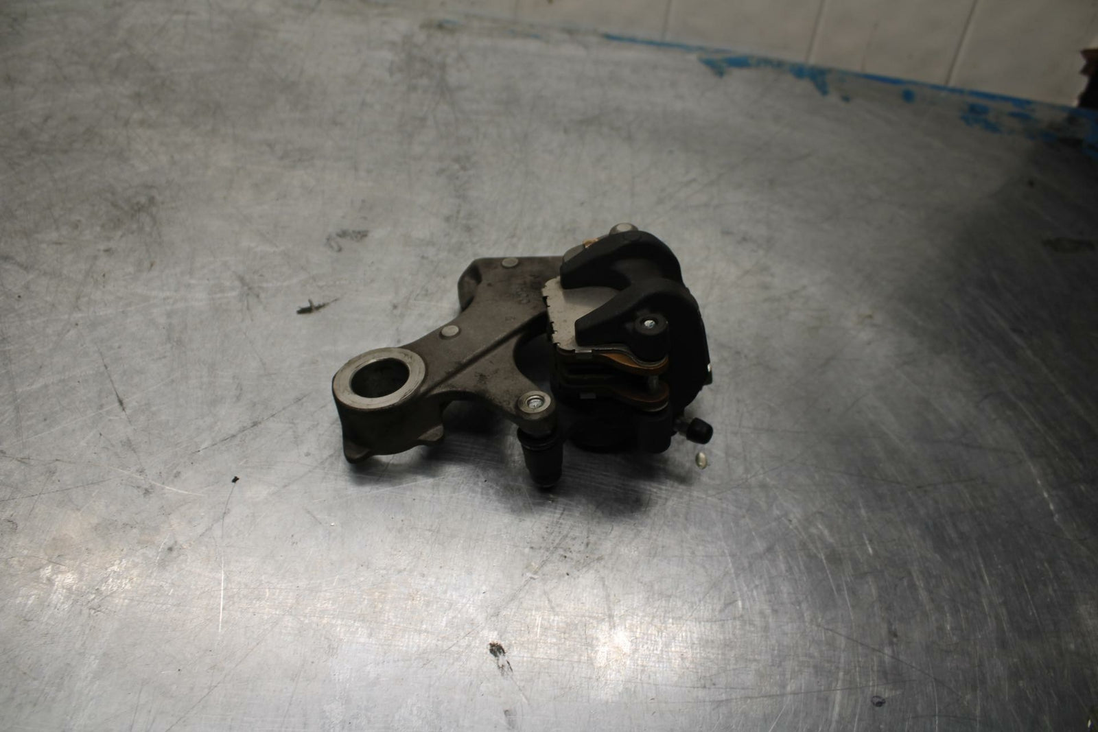 11-22 SUZUKI GSXR600 REAR BACK BRAKE CALIPER W MOUNT BRACKET BB417