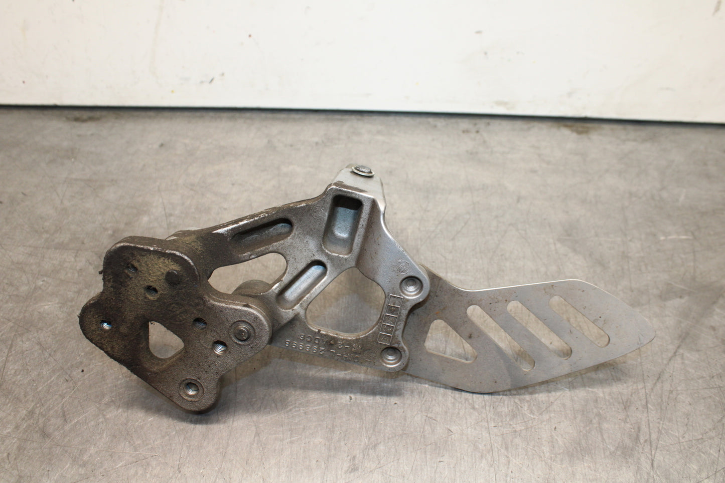 08-10 SUZUKI GSXR 600 LEFT REARSET REAR SET DRIVER FOOT PEG REST STOP BB753