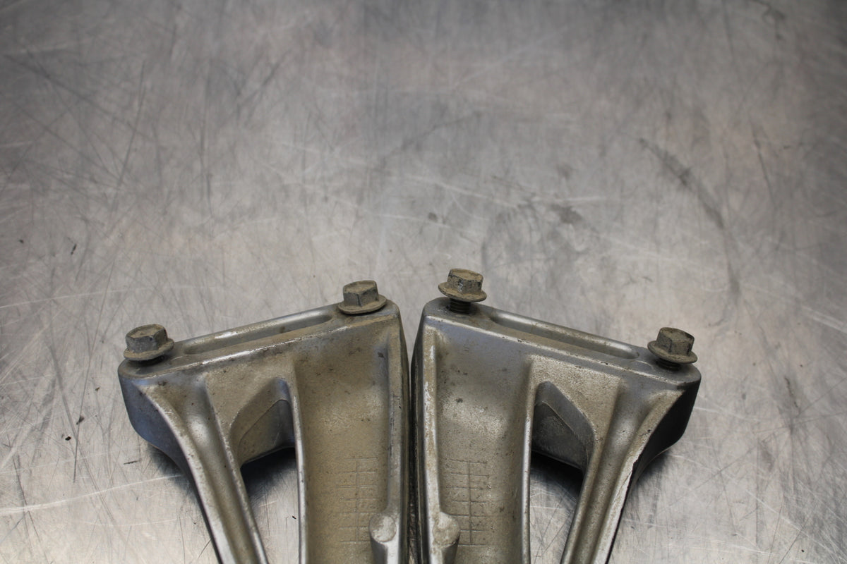 00 SUZUKI SV650 REAR BACK PASSENGER PEG SET PAIR BB156