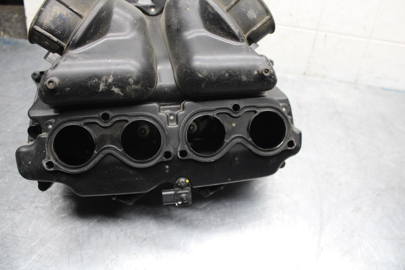 05-06 HONDA CBR600RR AIRBOX FILTER BOX 17221-MEE-D00 17231-MEE-670 BB484