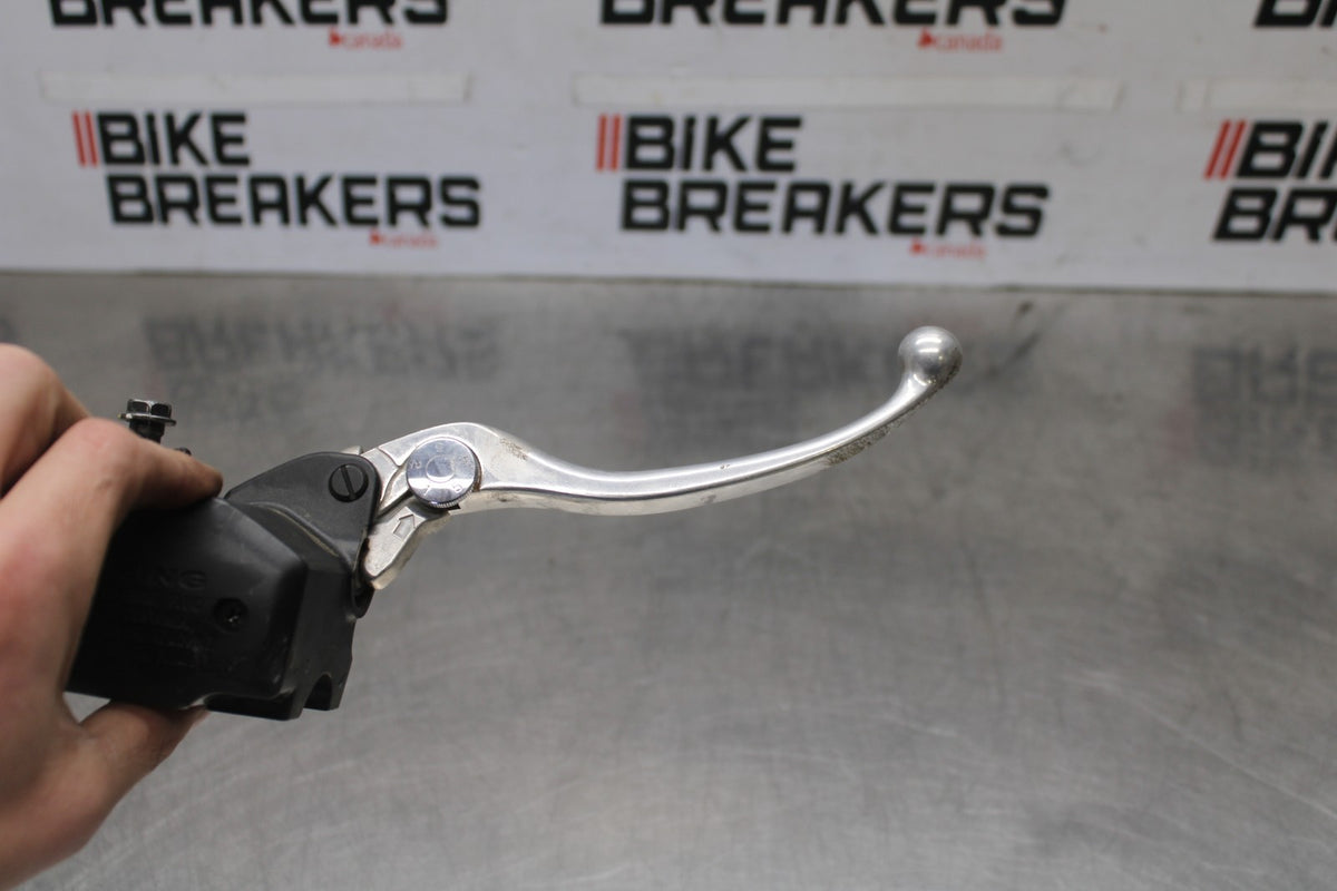 25 KAWASAKI Z900 FRONT BRAKE MASTER CYLINDER w/ LEVER BB928