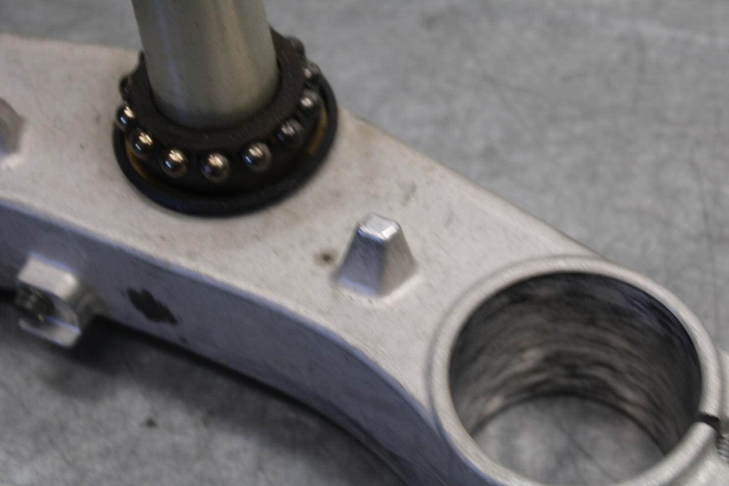 05-06 SUZUKI GSXR1000 FRONT FORKS CLAMP LOWER TRIPLE TREE STEM 51410-41G00 BB677