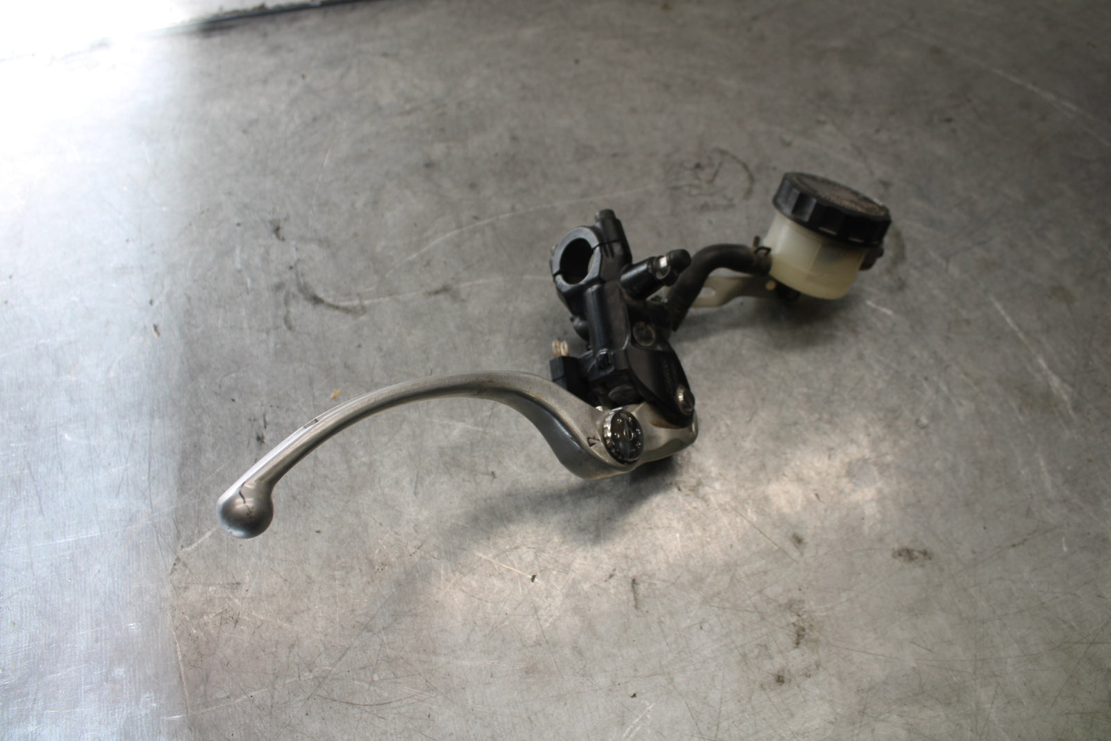 07-08 TRIUMPH DAYTONA 675 FRONT BRAKE MASTER CYLINDER w/ LEVER T2025700 BB685