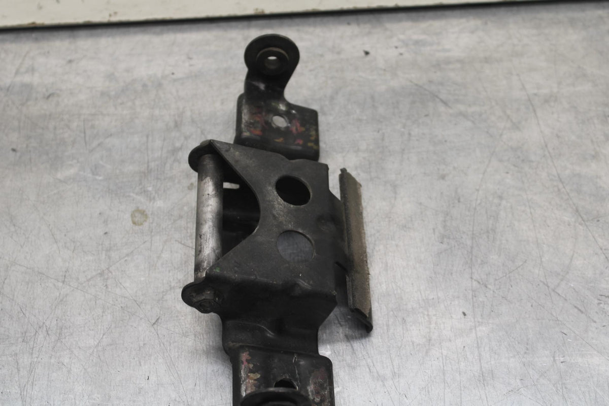 1999 Suzuki GSXR600 FRONT GAS TANK BRACKET MOUNT BB608